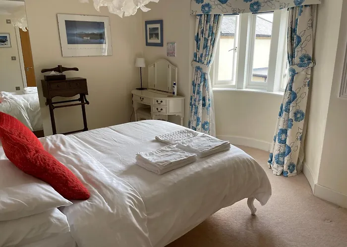 Top Floor En-Suite Double Bedrooms With Great View Of Windsor Castle & Free Parking
