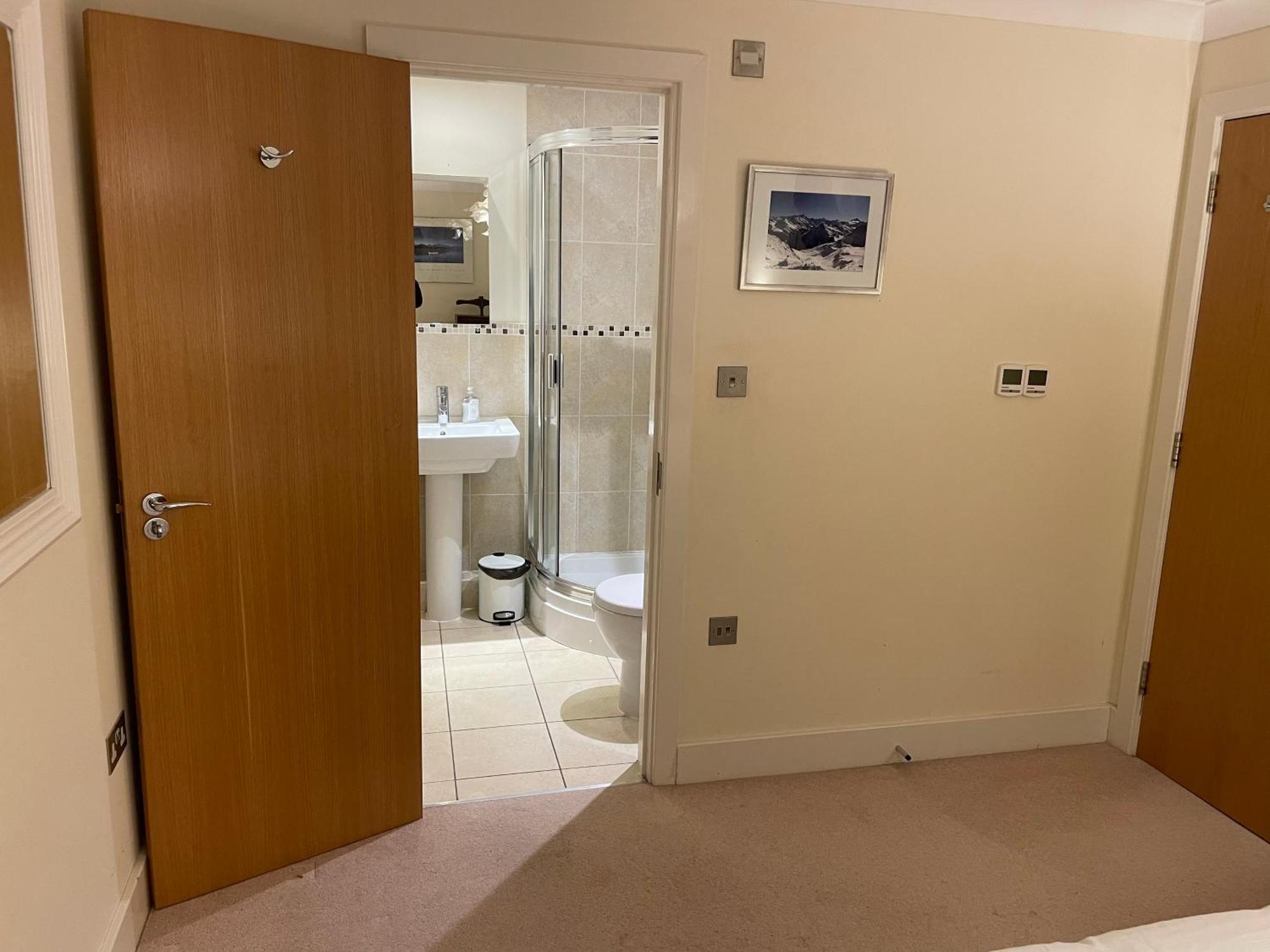 Floor En-suite Double Bedrooms With Great View Of Castle & Free Parking Privatunterkunft *